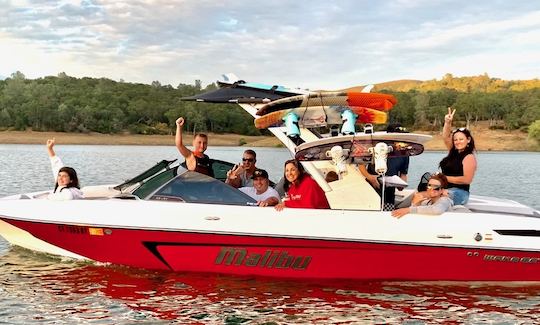 Wakesetter Mailbu de 23 pés de 2017 no Lago Folsom