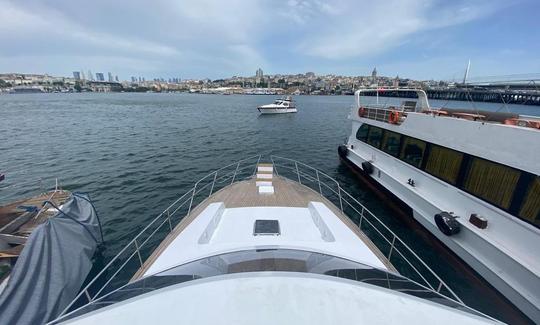 O aluguel de iates a motor espera por você em Istambul, Turquia