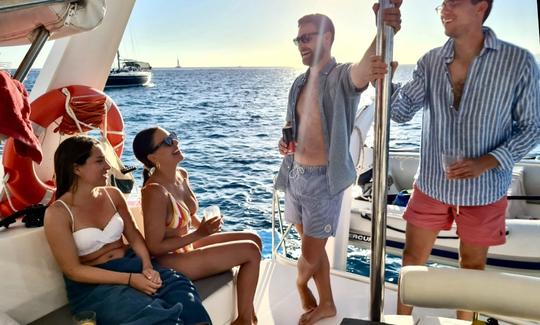 Rejoignez-nous pour des vacances privées d'une demi-journée en catamaran à la voile sur Ibiza et Formentera