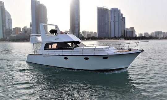 Twin Engine 30ft Motor Yacht Charter in Abu Dhabi