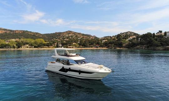 Prestige 590 Jeanneau Yacht Charter in Saint-Raphaël, Provence-Alpes-Cote d'Azur