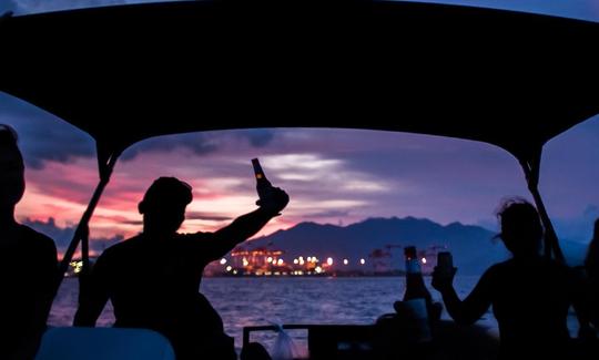 Pontón de lujo sobre el agua para 8 personas para una fiesta de barbacoa en False Creek de Vancouver