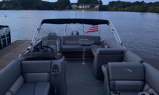 150HP Luxury 2023 Bennington Pontoon Boat on Lake Oconee