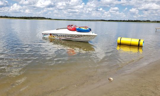 22フィートウェルクラフトスカラブ | リビングストン湖でのチューブ、水上スキー、クルーズ