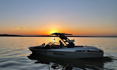 Venez surfer avec notre bateau Malibu LSV Wakesetter de 23 pieds