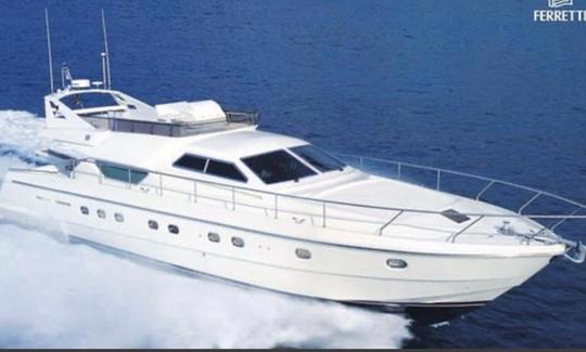 FRT B65 Incroyable méga-yacht Ferretti de 65 pieds pouvant accueillir 6 invités à Muğla, en Turquie