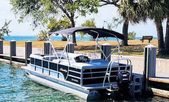 22 pieds. Mac Daddy of Pontoons : une conduite spacieuse, confortable et fluide !