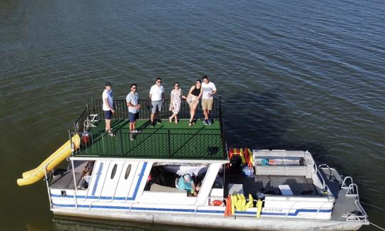  Sumérjase en la diversión en el lago Lewisville con nuestro pontón de dos pisos (¡nenúfar gratis!)