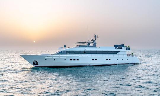 Yacht de luxe Gulf Craft pour une fête et un voyage d'affaires à Dubaï, Émirats arabes unis