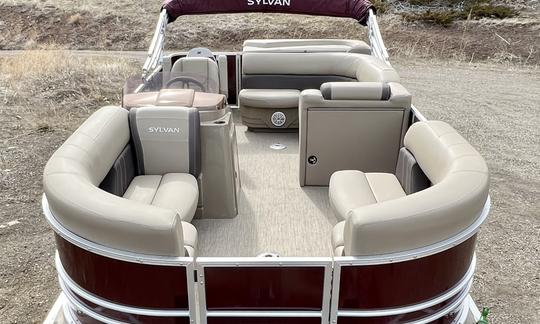 Barco Sylvan Pontoon 2022 para alugar no Lago Holter em Wolf Creek Montana!