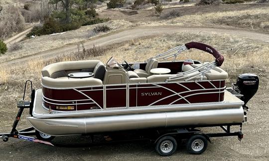 Barco Sylvan Pontoon 2022 para alugar no Lago Holter em Wolf Creek Montana!