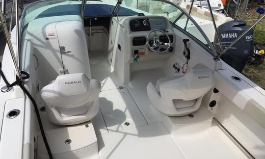 Console centrale Robalo 207 à louer à Norwalk