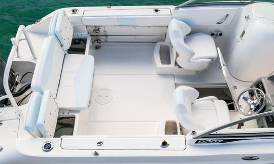 Console centrale Robalo 207 à louer à Norwalk