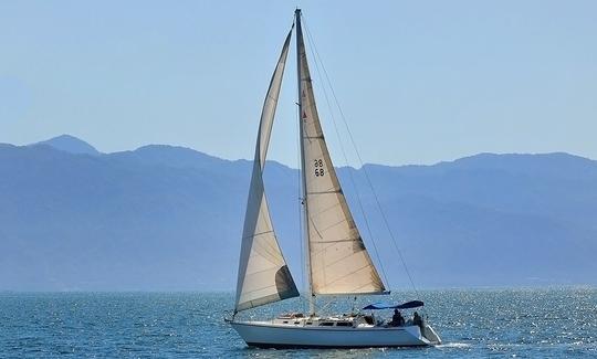 La navigation est unique à Puerto Vallarta à bord du voilier Catalina 42 !