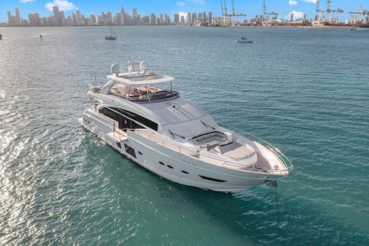 Sleek 88 Princess Yacht (con jacuzzi)