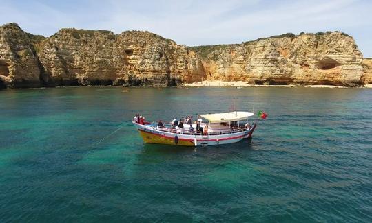 Cruzeiro ao pôr do sol na Ponta da Piedade saindo de Lagos, Portugal