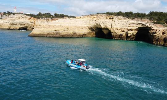 Excursion en bateau à moteur dans les grottes marines de Benagil à Lagos, Faro