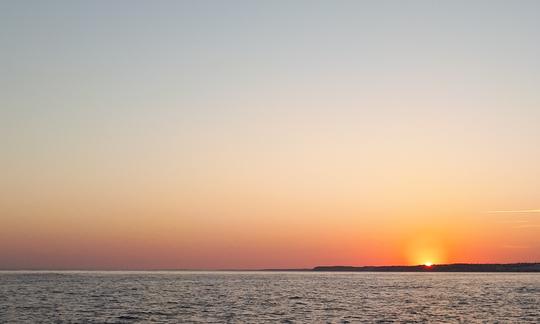 Cruzeiro ao pôr do sol na Ponta da Piedade saindo de Lagos, Portugal