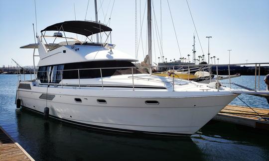 Iate a motor Bayliner de 44 pés disponível para um dia aquático épico em Long Beach