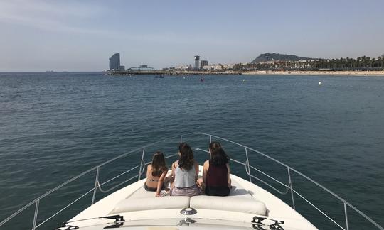 Visita guiada privada de 2 horas en un yate a motor con guía profesional en Barcelona