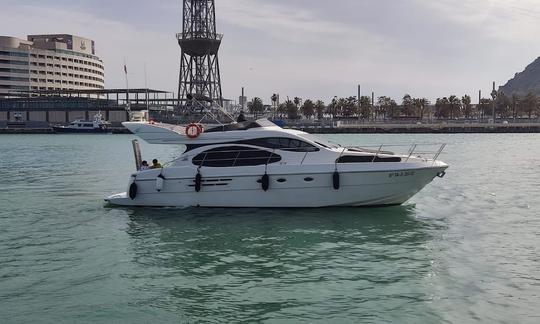 Visita guiada privada de 2 horas en un yate a motor con guía profesional en Barcelona