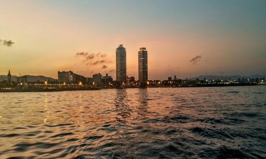 1 heure de coucher de soleil privé à Barcelone. Yacht à moteur pouvant accueillir jusqu'à 11 personnes avec boissons et amuse-gueules