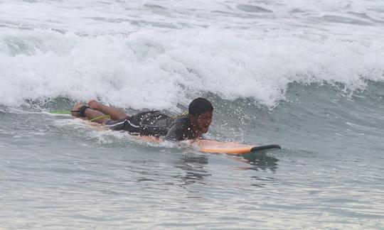 Surfeando en Unawatuna, Sri Lanka