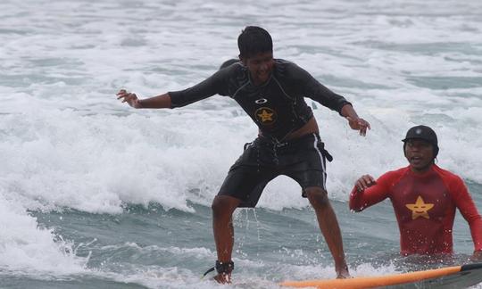 Surfeando en Unawatuna, Sri Lanka