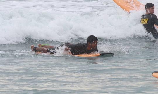 Surfeando en Unawatuna, Sri Lanka