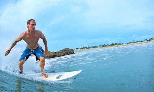 Surfeando en Weligama, Sri Lanka