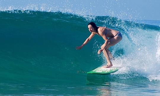 Surfeando en Weligama, Sri Lanka