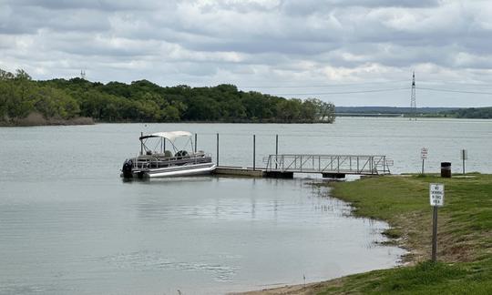 DATE NIGHT in Texas with Sun tracker sportfish 24 xp3 Pontoon!