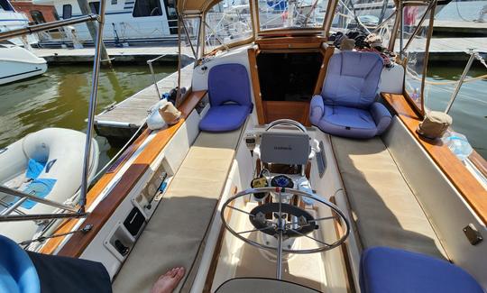 30 ft sailboat with highly experienced Captain in Baltimore Inner Harbor