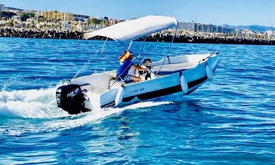 ライセンスなしでこのボートをレンタルするベナルマデナのVoraz 450 Open Plus Boat