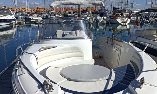 Découvrez la côte de l'Algarve, la mer bleue et les grottes de Benagil avec notre bateau passionnant de 20 pieds