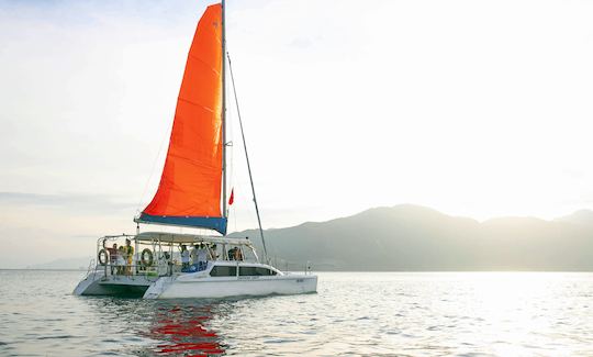 Tour privado no iate à vela na Baía de Nha Trang