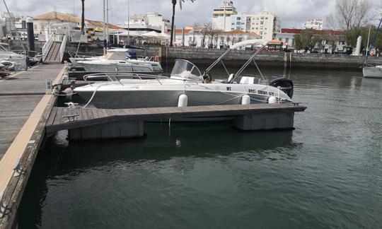 Découvrez la côte de l'Algarve, la mer bleue et les grottes de Benagil avec notre bateau passionnant de 20 pieds