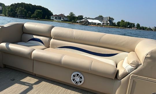 Cruise and party!!! 22ft Harris Pontoon on Lake Norman