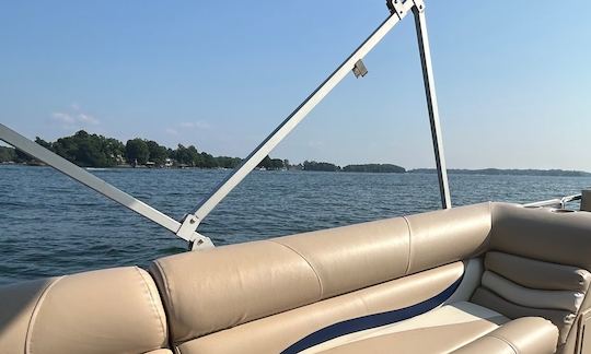 Cruise and party!!! 22ft Harris Pontoon on Lake Norman