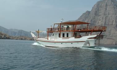 Passez la nuit à Musandam à bord du boutre à double pont AC SINDBAD