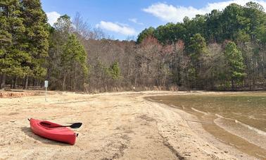 Kayak listo para explorar el lago Norman