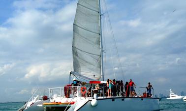 El catamarán Party Boat incluye: 1 capitán, 1 compañero y 1 camarero