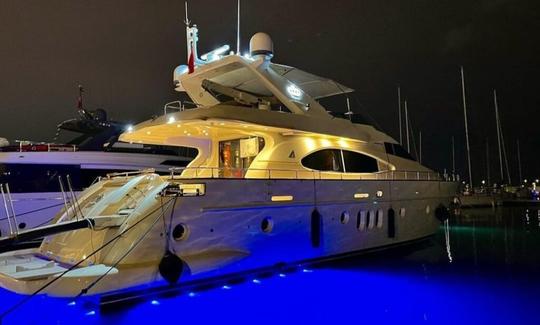 Ressentez le bonheur bleu d'Azimut 75 à Bodrum, en Turquie