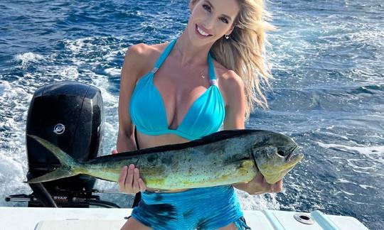 Disfrute de excursiones de pesca con consola central de 30 pies en Fort Lauderdale, FL