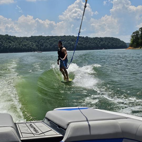 Aventure sur le lac Cumberland : surfez, faites du métro et détendez-vous sur notre bateau spacieux Moomba de 24 pieds 