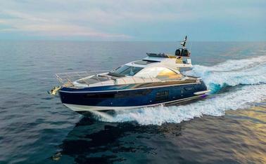 Iate a motor esportivo Azimut S7 em Podstrana, inclui capitão e anfitriã