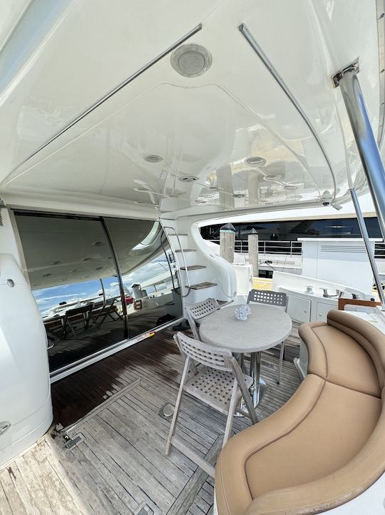 Excellent rapport qualité/prix ! Yacht de luxe Azimut de 70 pieds à North Miami - 13 personnes