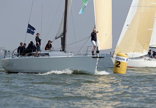 Yate de vela de diseño único, navegación rápida y alto confort 