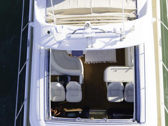 Embarquez pour le luxe à bord de notre yacht Princess v65 et créez des souvenirs inoubliables !