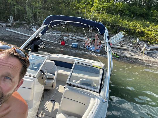 Louez un magnifique bateau de wakeboard avec un skipper pour une journée sur l'eau. 